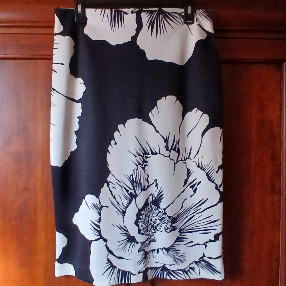 ❤️New York & Company Pencil Skirt❤️ - Picture 2 of 7